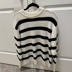 American Eagle Black & White Sweater